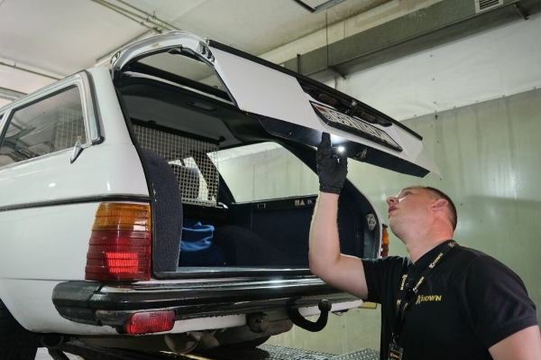 Mercedes-Benz W123 в руках студента: не хватает пятой передачи, зато есть рабочая гидроподвеска