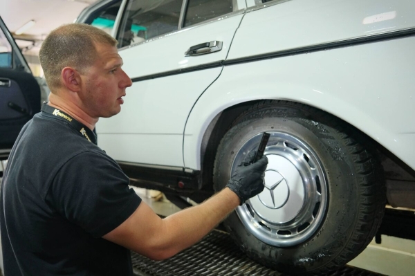 Mercedes-Benz W123 в руках студента: не хватает пятой передачи, зато есть рабочая гидроподвеска