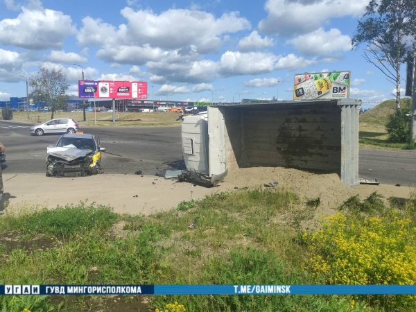 В Минске самосвал перевернулся после столкновения с такси. Есть видео