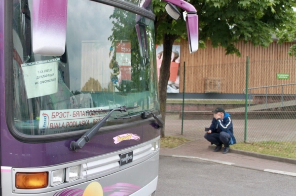 «Одни по 20 часов стоят, другие за ночь $500 делают». Репортаж из пункта пропуска «Брест — Тересполь»