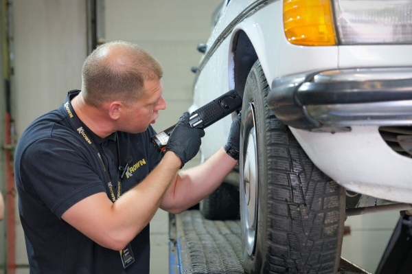 Mercedes-Benz W123 в руках студента: не хватает пятой передачи, зато есть рабочая гидроподвеска