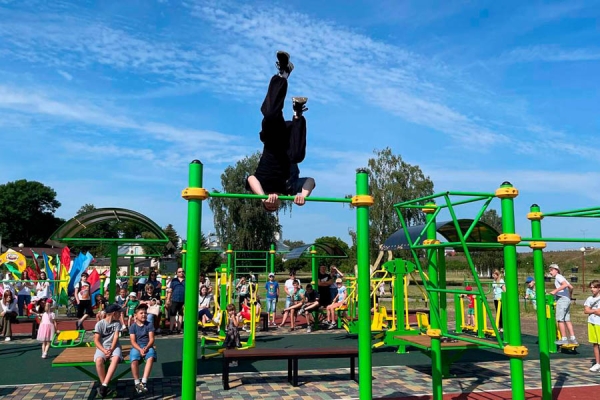 В Кобрине на набережной открыли воркаут-площадку