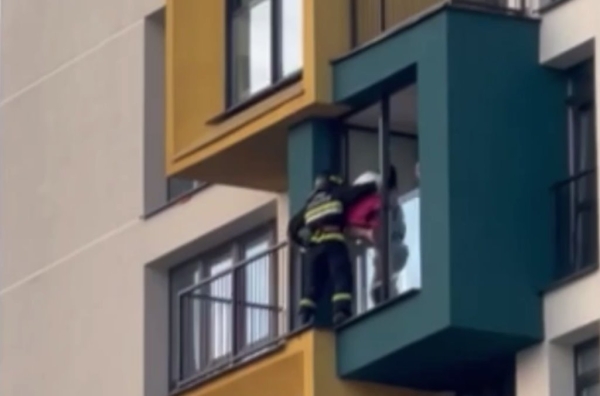 Жесть! Девушка спала на внешнем подоконнике на 24 этаже в Минск Мире