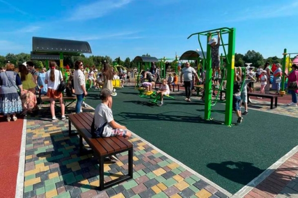 В Кобрине на набережной открыли воркаут-площадку