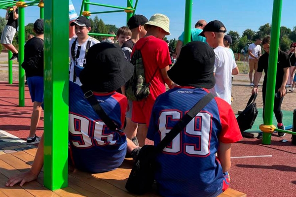 В Кобрине на набережной открыли воркаут-площадку