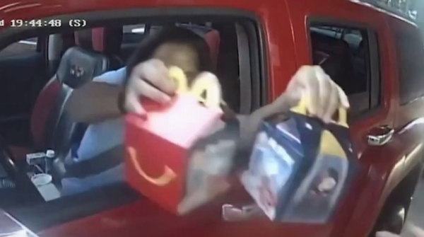 Восьмилетняя девочка, получившая ожог куриным наггетсом, получит от ресторана фастфуда компенсацию в $800 тысяч