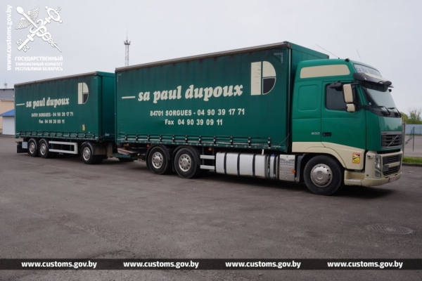 Цену занизили в четыре раза. Комбайн и автопоезд из Литвы задержали в «Козловичах» Цену занизили в четыре раза. Комбайн и автопоезд из Литвы задержали в «Козловичах»