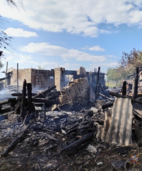 Внук решил запечь картошку по рецепту из интернета и сжег 5 построек во дворе у бабушки Внук решил запечь картошку по рецепту из интернета и сжег 5 построек во дворе у бабушки