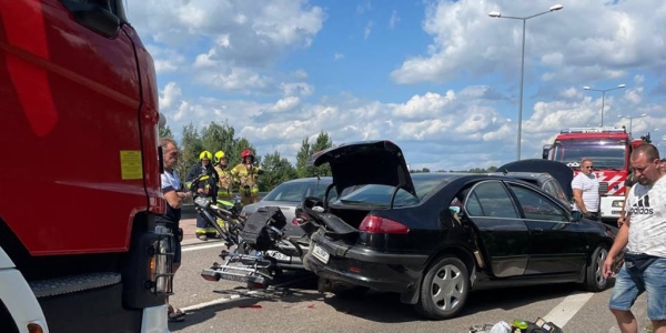 Очевидец: автомобиль с польскими номерами протаранил очередь на границе