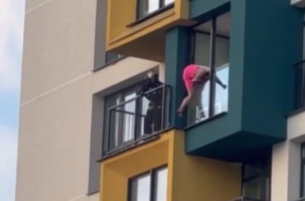 Жесть! Девушка спала на внешнем подоконнике на 24 этаже в Минск Мире