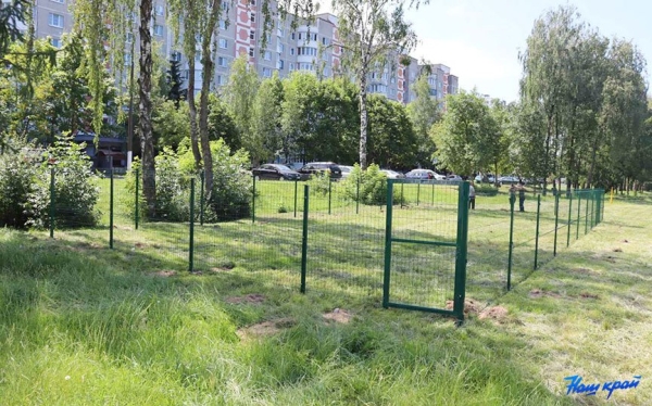 В Барановичах началась установка площадок для выгула собак