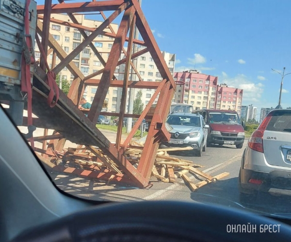 В Барановичах с большегруза на легковушку упала металлическая конструкция В Барановичах с большегруза на легковушку упала металлическая конструкция