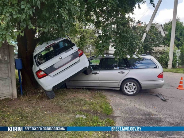 Машина оказалась на машине. Брестчанин попал в ДТП в Кобрине