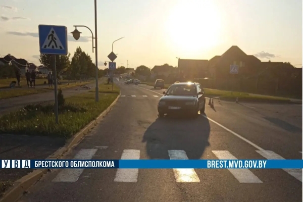 В Лунинце столкнулись два авто, один из них отбросило на встречку, а там оказалась велосипедистка В Лунинце столкнулись два авто, один из них отбросило на встречку, а там оказалась велосипедистка