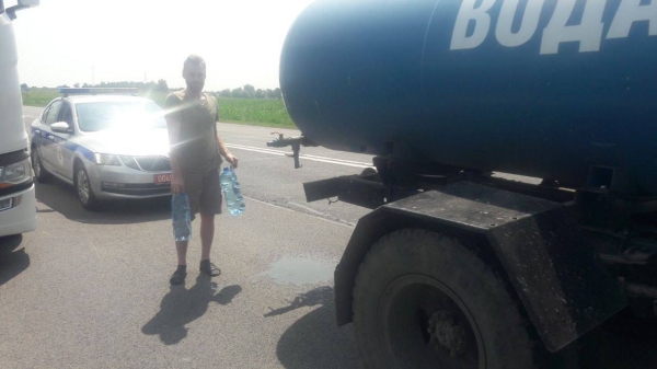 Дальнобойщиков, которые стоят в очереди на границе под Брестом, обеспечили водой