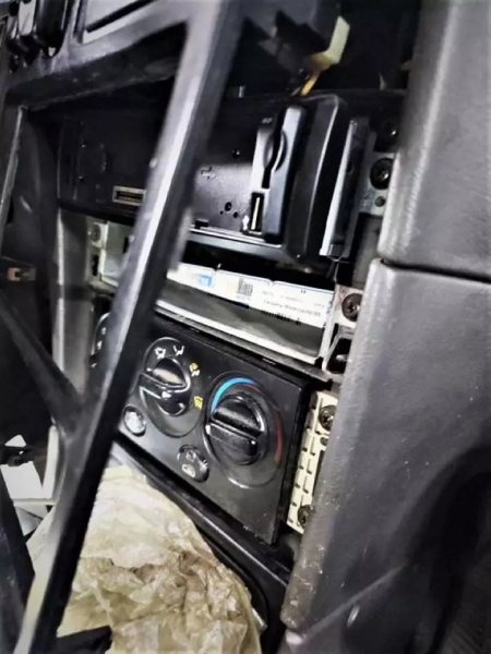 Белорус нашпиговал Kia Shuma сигаретами и поехал через границу, но его план провалился