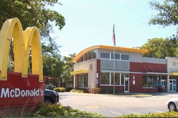 Восьмилетняя девочка, получившая ожог куриным наггетсом, получит от ресторана фастфуда компенсацию в $800 тысяч