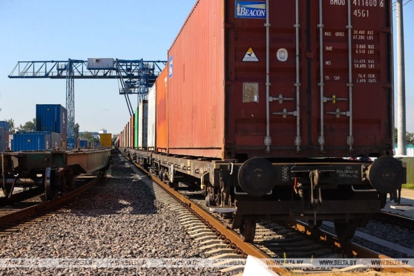 Грузы идут в Китай и Европу. Железнодорожники показали работу контейнерного терминала Брест-Северный