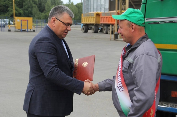 Первого водителя-четырехтысячника на уборке зерновых чествовали в Брестской области Первого водителя-четырехтысячника на уборке зерновых чествовали в Брестской области