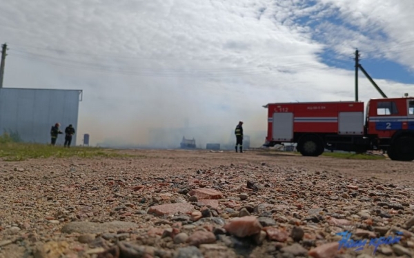 Здание склада ИП горело в Барановичском районе. Огонь уничтожил еще и машину