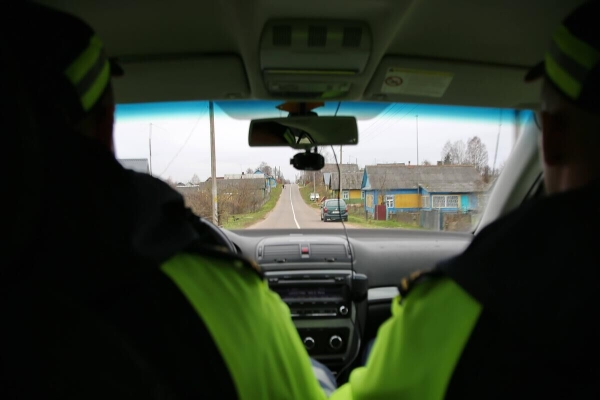 Утром в деревне остановили Citroen с 16-летним водителем. Отец находился рядом, но все равно наказали обоих