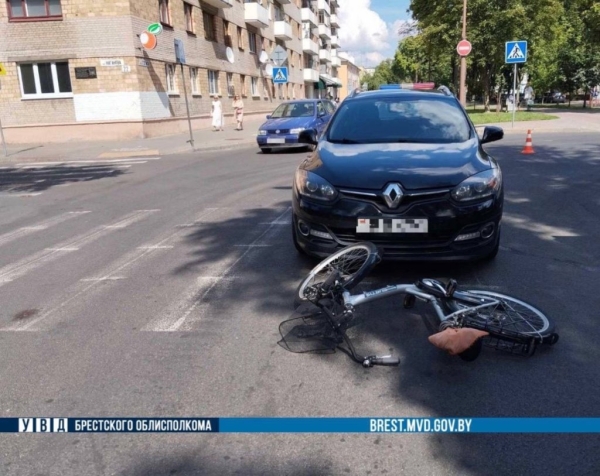 В Бресте велосипедистка попала под колеса автомобиля. Стали известны подробности В Бресте велосипедистка попала под колеса автомобиля. Стали известны подробности