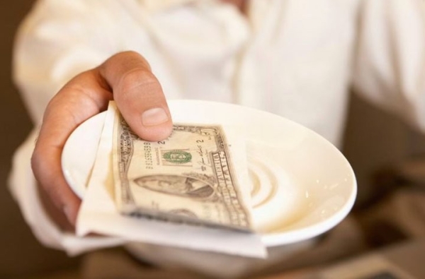 Итальянец оставил щедрые чаевые в 500 евро, но официант попросил еще и отчитал клиента Итальянец оставил щедрые чаевые в 500 евро, но официант попросил еще и отчитал клиента