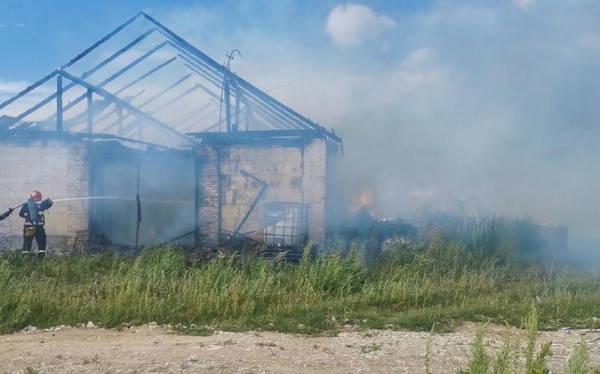 Здание склада ИП горело в Барановичском районе. Огонь уничтожил еще и машину