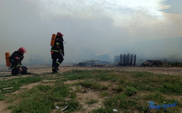 Здание склада ИП горело в Барановичском районе. Огонь уничтожил еще и машину