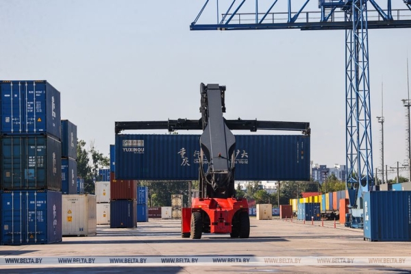 Грузы идут в Китай и Европу. Железнодорожники показали работу контейнерного терминала Брест-Северный