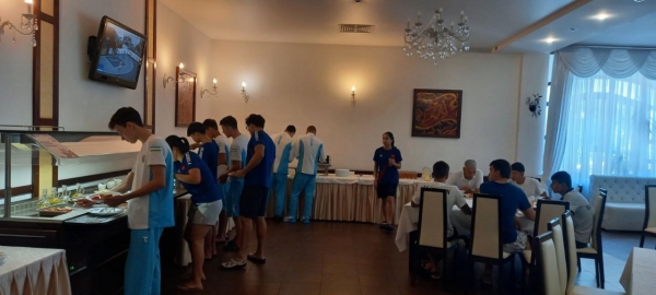 Нагрянули на обед в ресторан гостиницы «Интурист» и посмотрели, чем кормят участников II Игр стран СНГ Нагрянули на обед в ресторан гостиницы «Интурист» и посмотрели, чем кормят участников II Игр стран СНГ