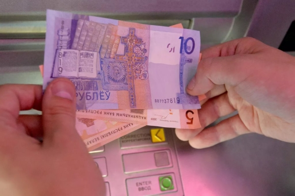 Узнали, сколько зарабатывают белорусские заводчане