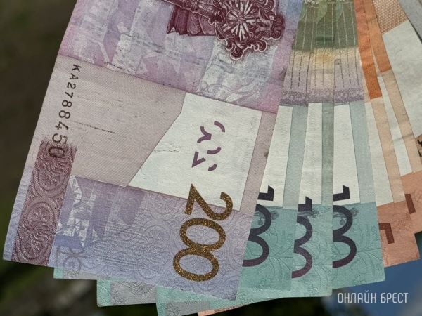 Белорусский банк изменил комиссию за перевод денег со счета: теперь она может составлять минимум 1.000 рублей