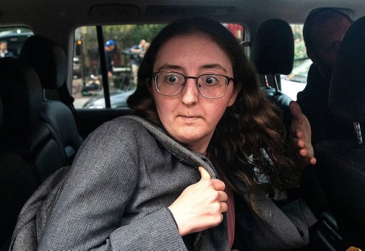 Она обманула людей на миллиарды долларов, но получила всего два года тюрьмы