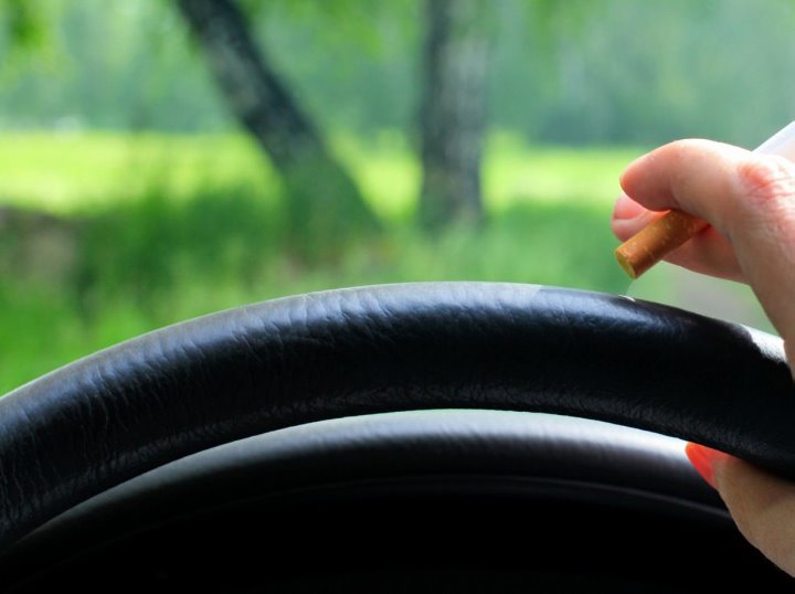 В каких странах запрещено курить в автомобиле